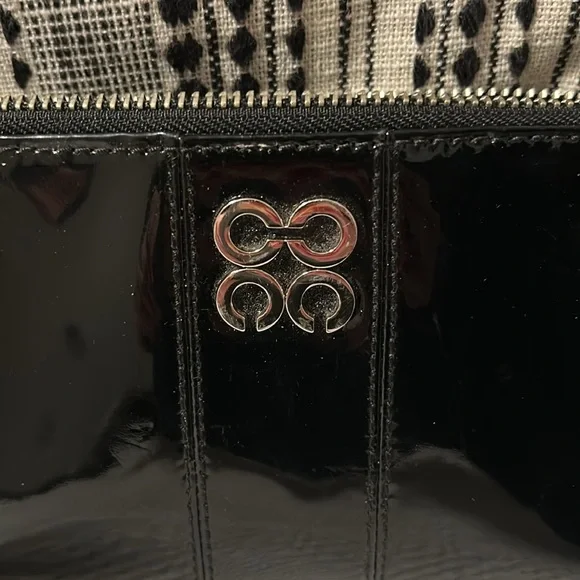 LOW START Coach patent leather wristlet - Picture 2 of 9